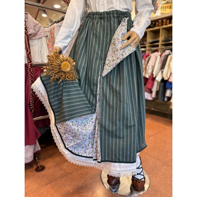 Falda vasca verde con pañuelo floral incluido