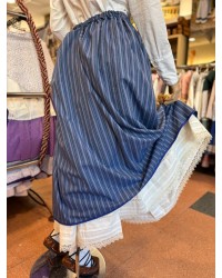 Falda vasca azul con pañuelo floral incluido