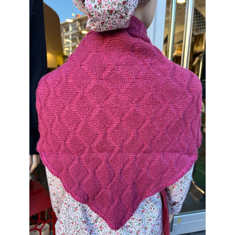 Haurrentzako euskal tokilla fuksia tradizioa eta neskentzako jantzietarako berokia