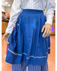 Delantal vasco de mujer azul de lino con ribete blanco y bolsillos