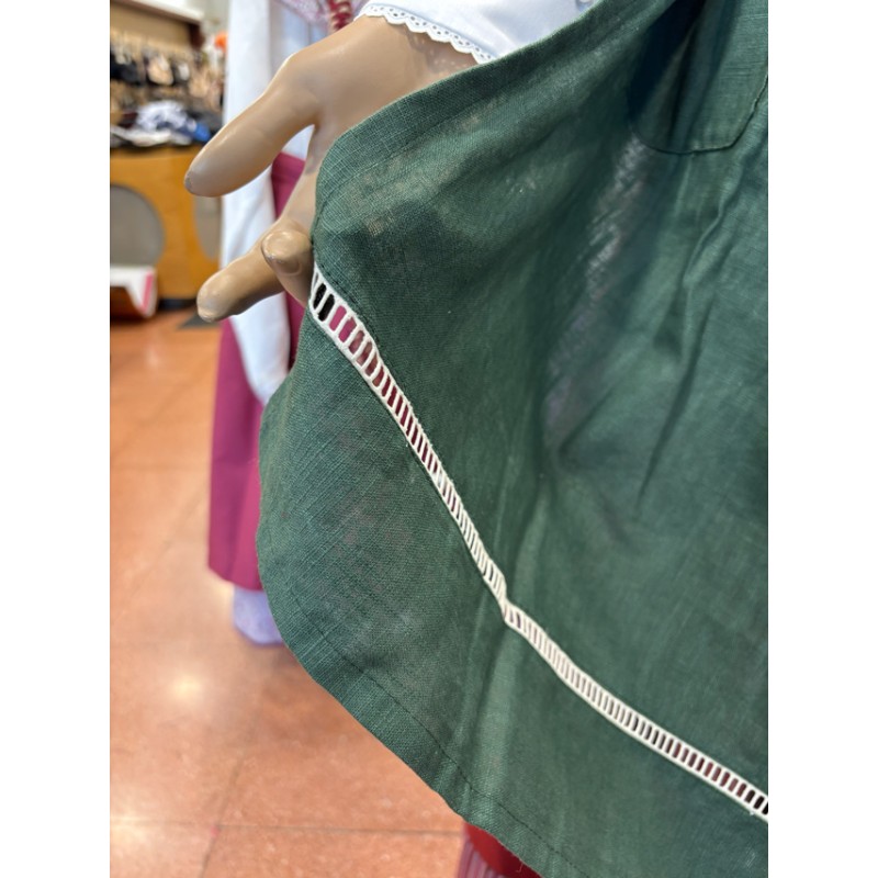 Delantal vasco de mujer verde de lino con ribete blanco y bolsillos