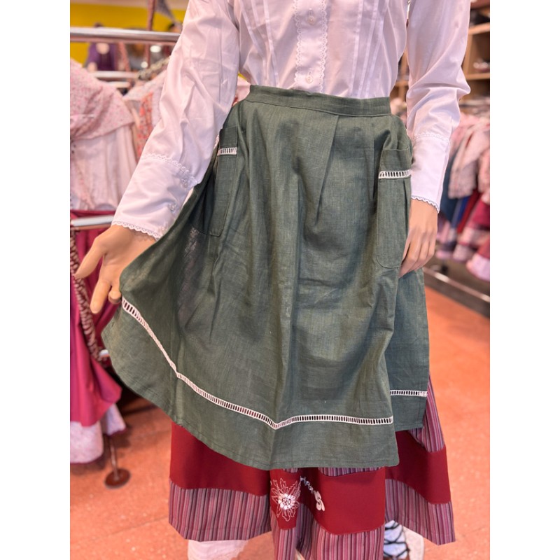Delantal vasco de mujer verde de lino con ribete blanco y bolsillos