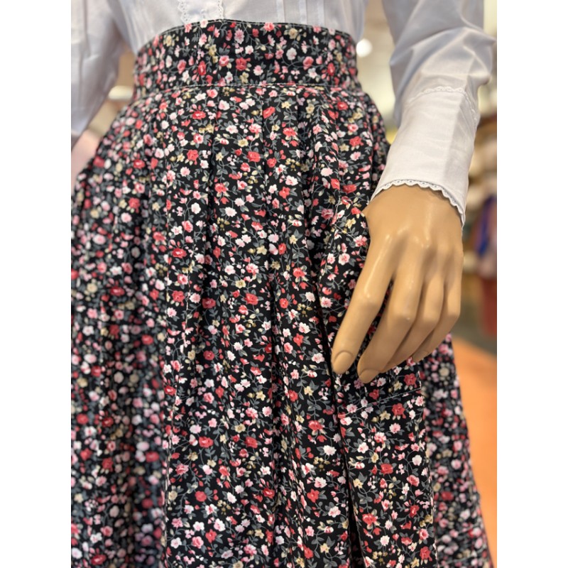 Emakume beltzaren euskal mantala lore-estanpatuarekin