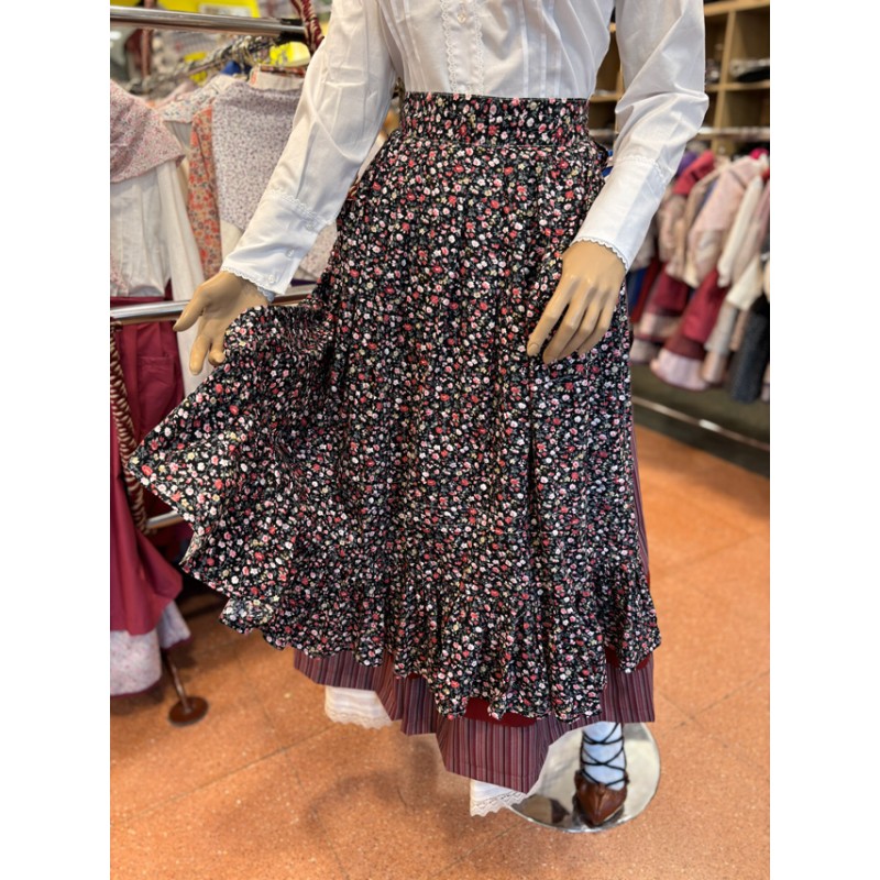 Emakume beltzaren euskal mantala lore-estanpatuarekin