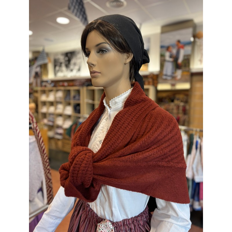 Emakume granate iluneko euskal tokila, puntu-puntu tradizionalean