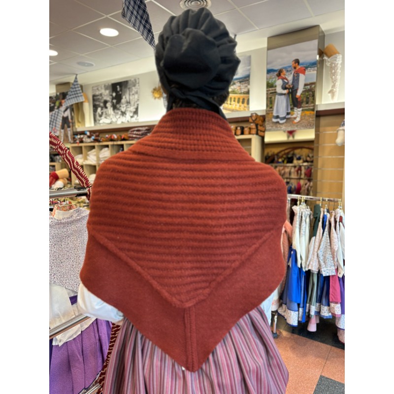 Emakume granate iluneko euskal tokila, puntu-puntu tradizionalean