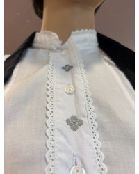 Blusa vasca de mujer blanca con laburus grises bordados