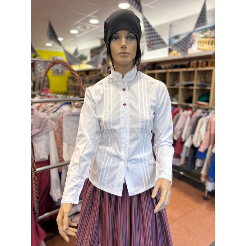 Blusa vasca blanca de mujer con lorzas y bordado de laburus granates