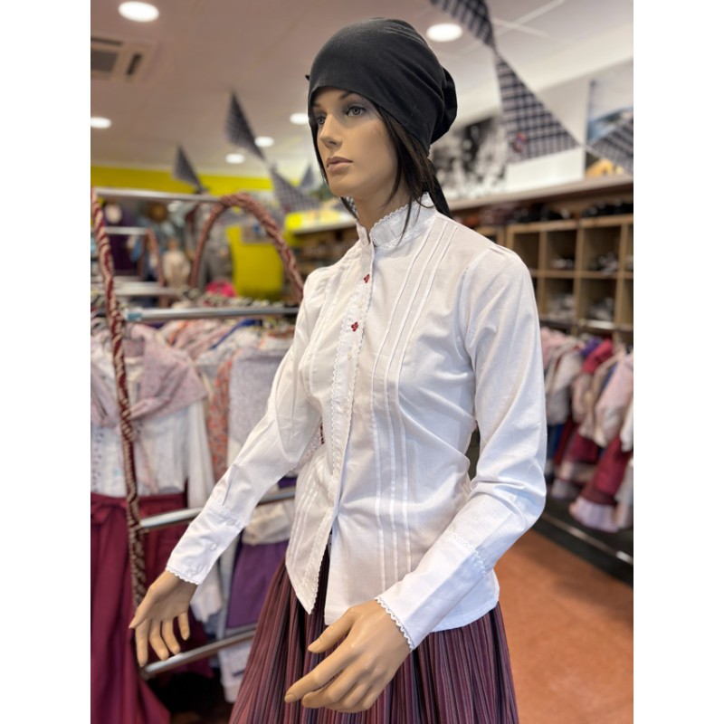 Blusa vasca blanca de mujer con lorzas y bordado de laburus granates
