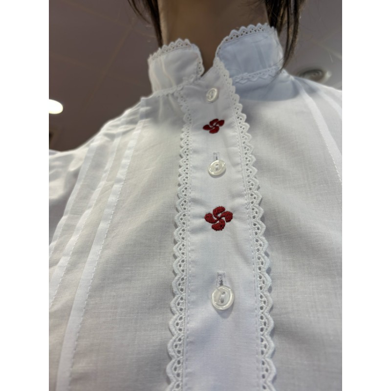 Blusa vasca blanca de mujer con lorzas y bordado de laburus granates
