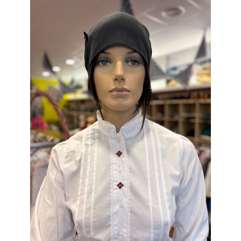 Blusa vasca blanca de mujer con lorzas y bordado de laburus granates