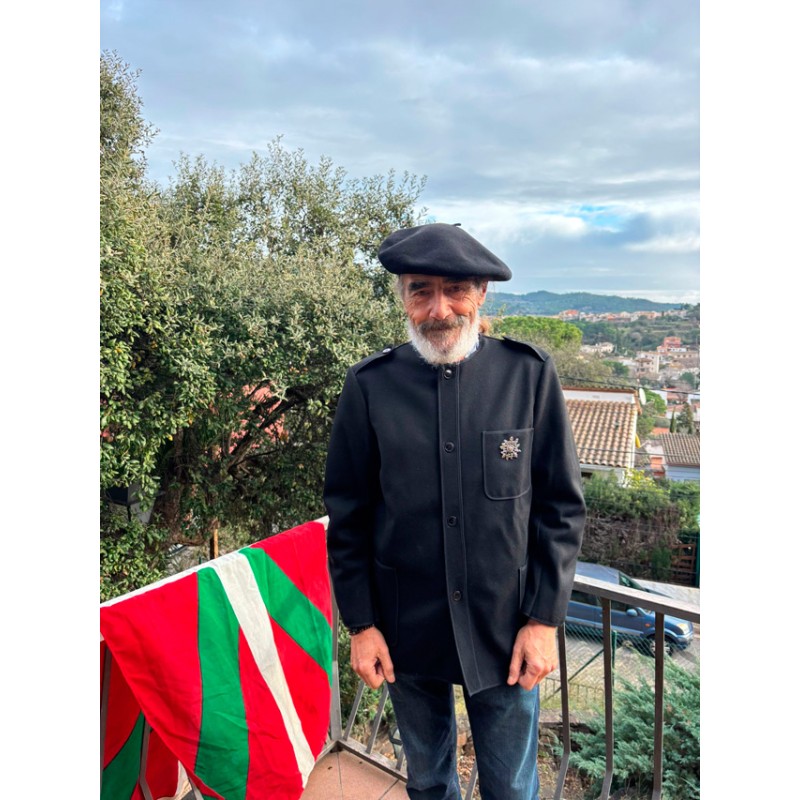 Euskal jantzi tradizionalez forratutako kaiku beltza