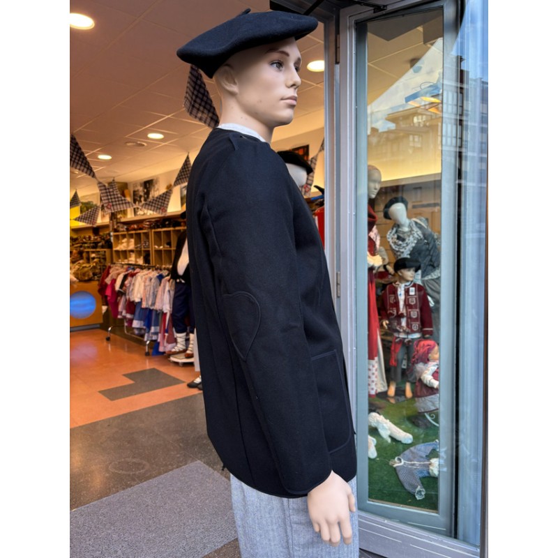 Euskal jantzi tradizionalez forratutako kaiku beltza