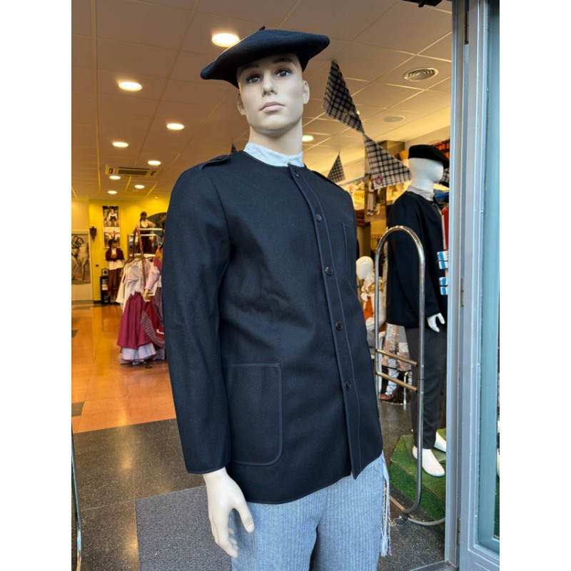 Euskal jantzi tradizionalez forratutako kaiku beltza