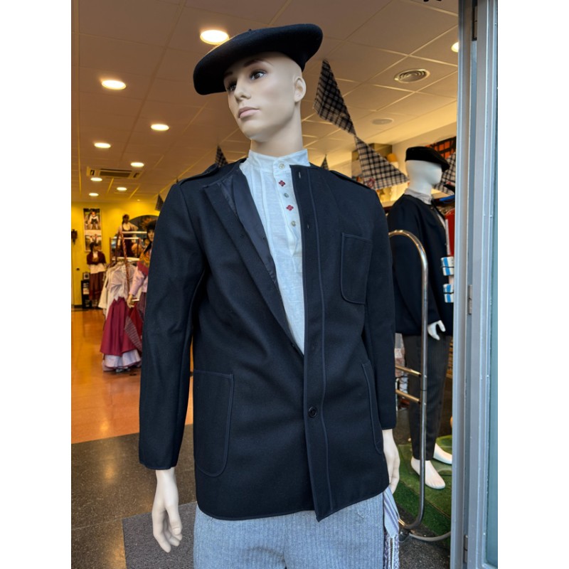 Euskal jantzi tradizionalez forratutako kaiku beltza