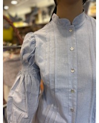 Blusa vasca azul con mangas abullonadas y lorzas