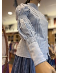 Blusa vasca azul con mangas abullonadas y lorzas