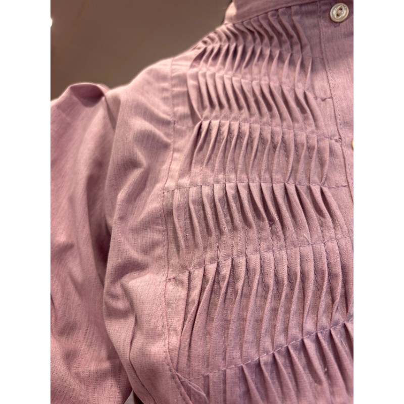 Blusa vasca rosa con lorzas tradicionales