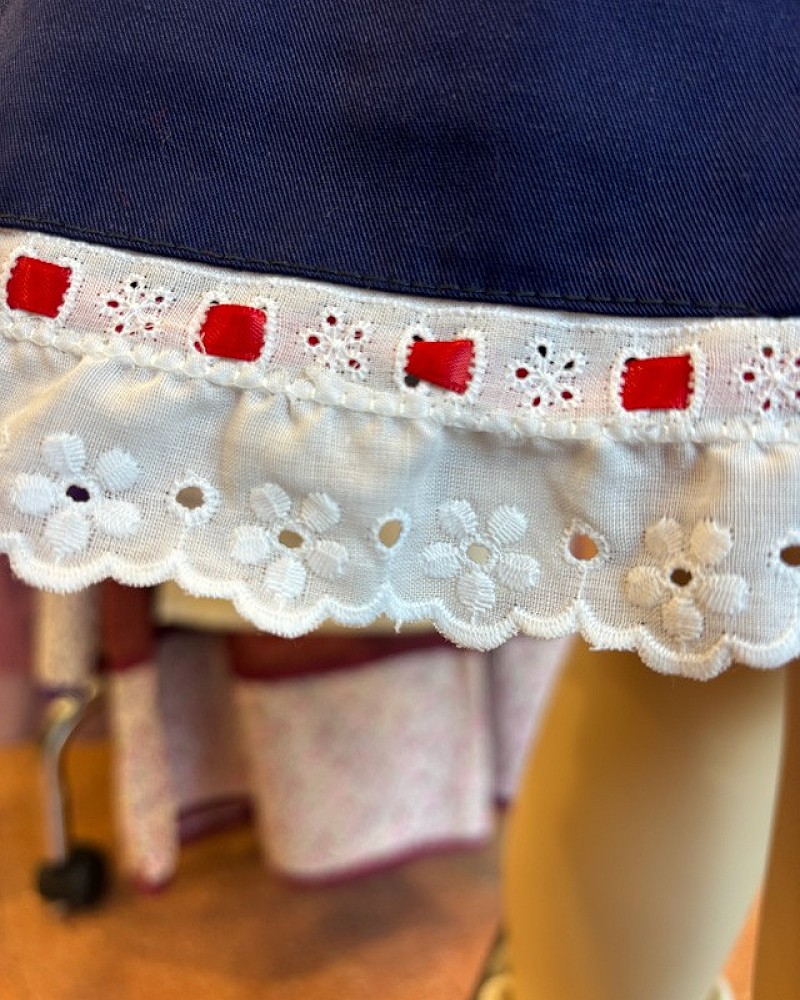 Pack traje vasco básico de niña con falda mahón y gerriko rojo