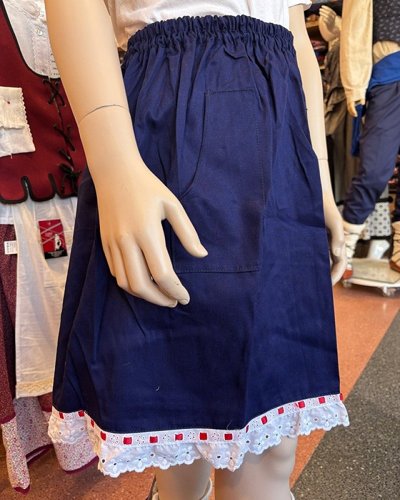 Pack traje vasco básico de niña con falda mahón y gerriko rojo