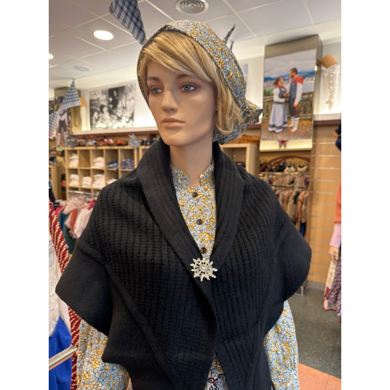 Euskal tokila beltza, moko eta guzti, jantzi tradizionaletarako