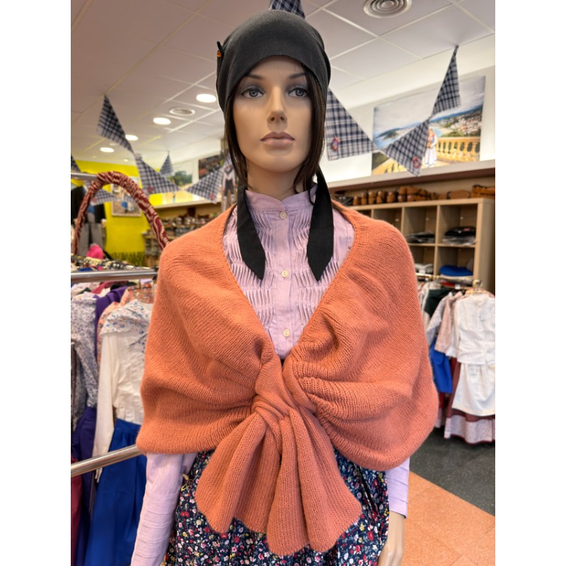 Aurrean lotutako geruza-estiloko lantzezko euskal tokila