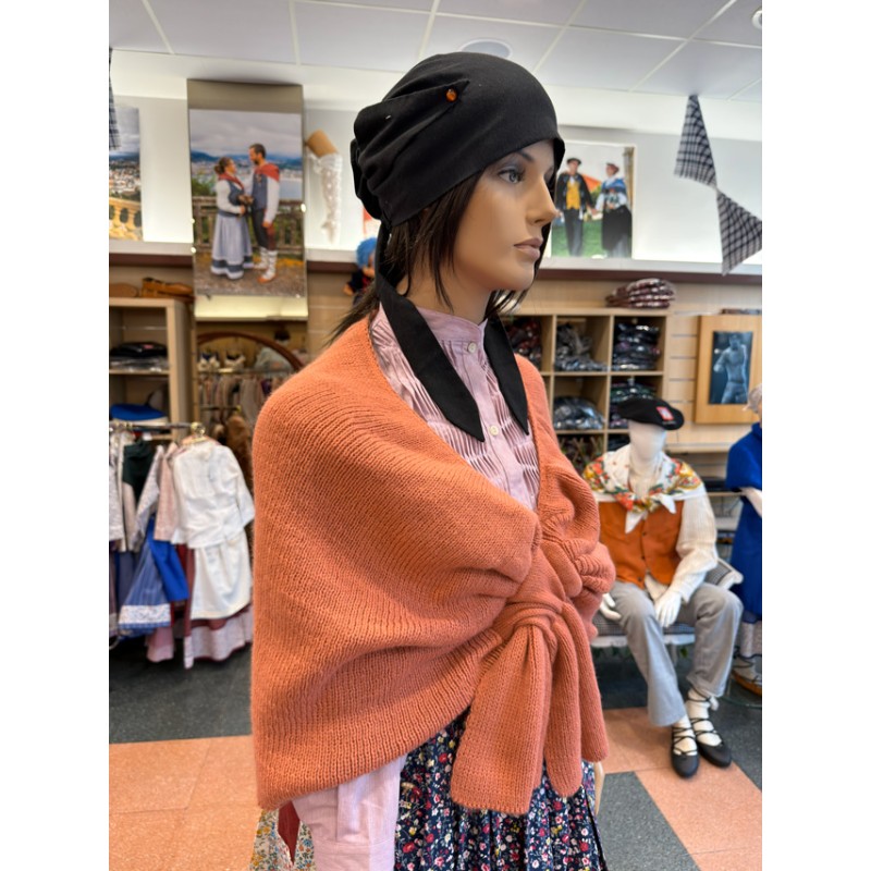 Aurrean lotutako geruza-estiloko lantzezko euskal tokila