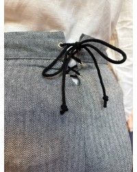 Pantalón vasco gris de calidad superior con botones tradicionales