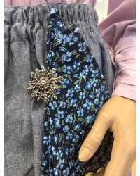 Falda vasca floreada en tonos azules y grises con pañuelo a juego