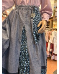 Falda vasca floreada en tonos azules y grises con pañuelo a juego