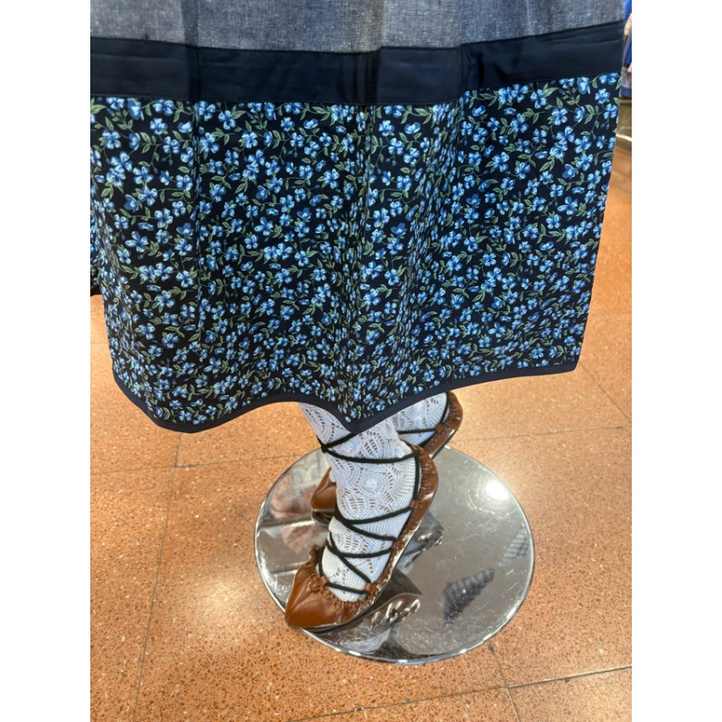 Falda vasca floreada en tonos azules y grises con pañuelo a juego