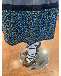 Falda vasca floreada en tonos azules y grises con pañuelo a juego