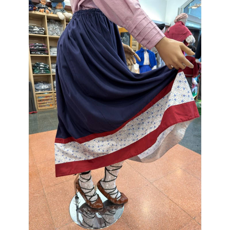 Falda tradicional vasca azul marino con greca roja y cenefa floral