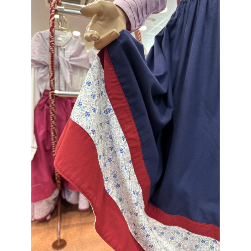 Falda tradicional vasca azul marino con greca roja y cenefa floral