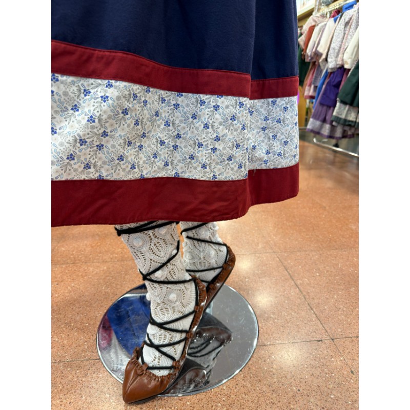 Falda tradicional vasca azul marino con greca roja y cenefa floral