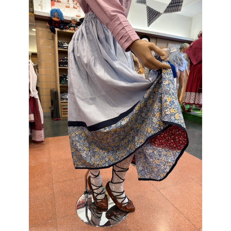 Falda tradicional vasca azul claro con cenefa floral y pañuelo a juego