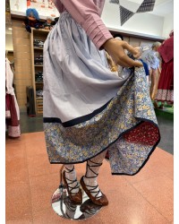 Falda tradicional vasca azul claro con cenefa floral y pañuelo a juego