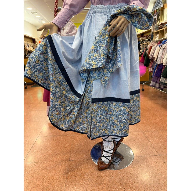 Falda tradicional vasca azul claro con cenefa floral y pañuelo a juego