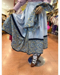 Falda tradicional vasca azul claro con cenefa floral y pañuelo a juego