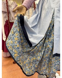 Falda tradicional vasca azul claro con cenefa floral y pañuelo a juego