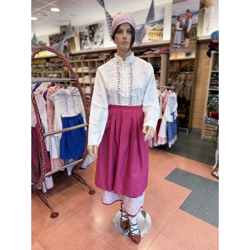 Emakumeentzako euskal jantzia, brodatutako blusa, gona, mantala eta zapiarekin