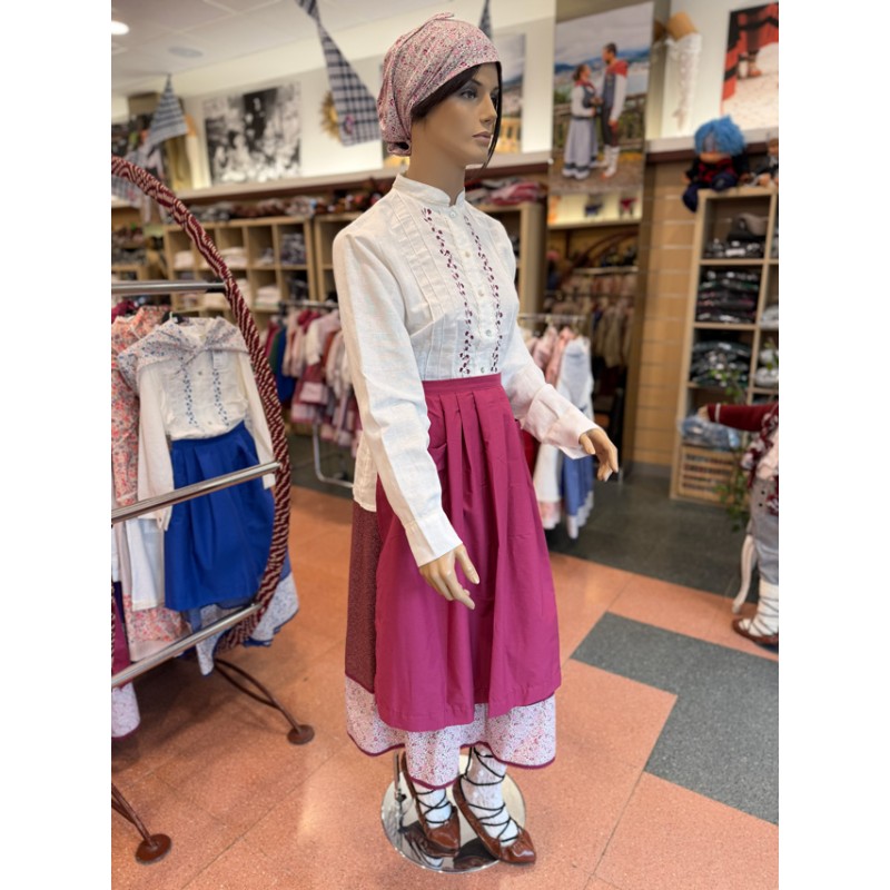 Emakumeentzako euskal jantzia, brodatutako blusa, gona, mantala eta zapiarekin