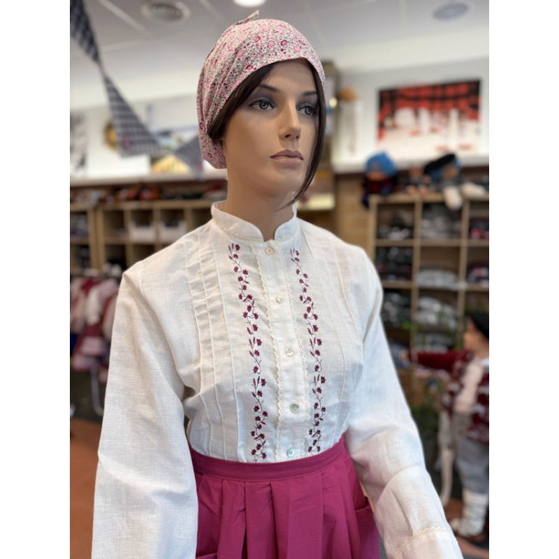 Emakumeentzako euskal jantzia, brodatutako blusa, gona, mantala eta zapiarekin