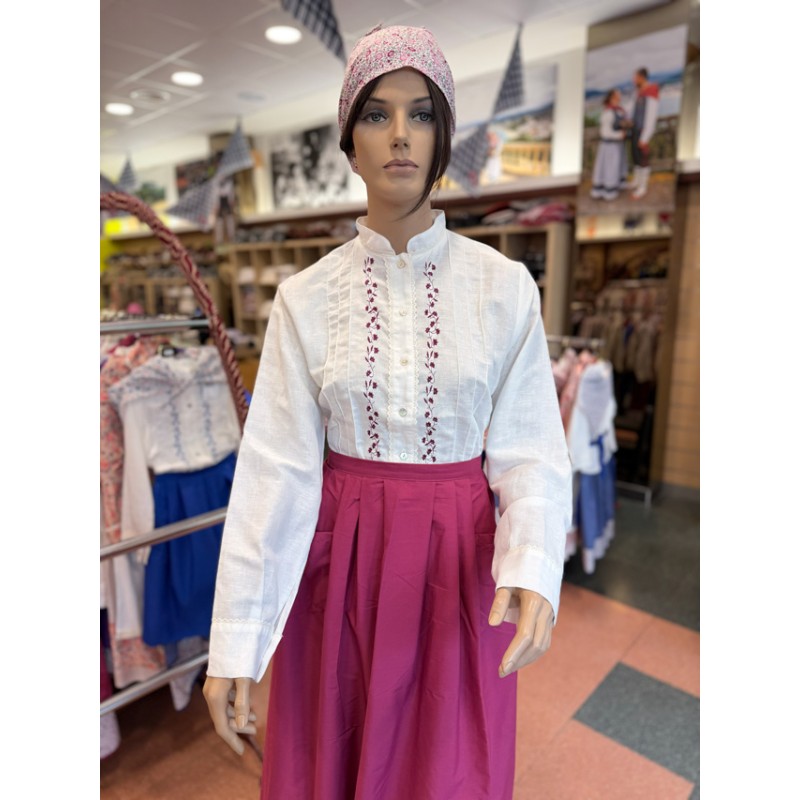 Emakumeentzako euskal jantzia, brodatutako blusa, gona, mantala eta zapiarekin