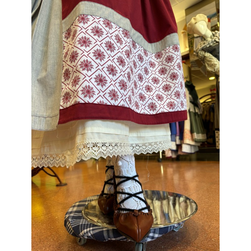 Traje vasco mujer granate completo con corpiño, falda, toquilla y pañuelo