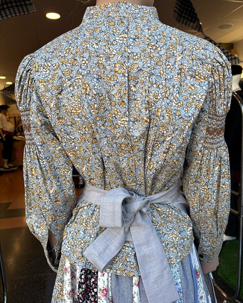Traje vasco mujer completo negro con corpiño, falda estampada y pañuelo - Traje de Aldeana Vasca de Mujer
