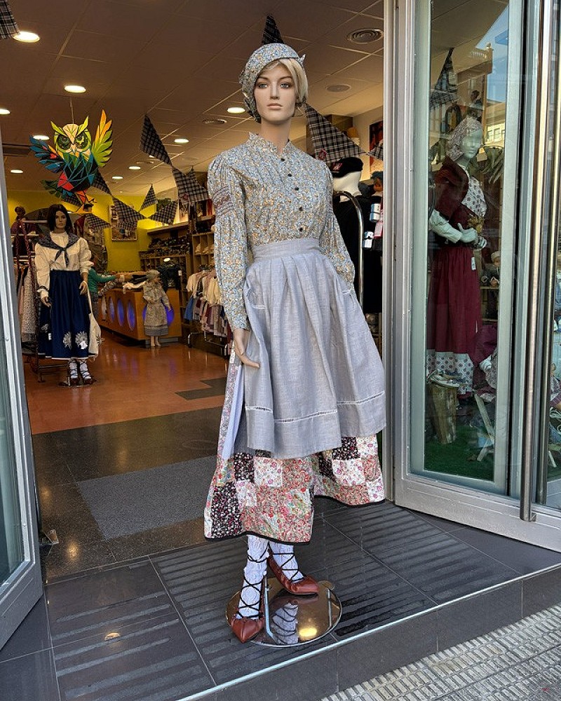 Traje vasco mujer completo negro con corpiño, falda estampada y pañuelo - Traje de Aldeana Vasca de Mujer