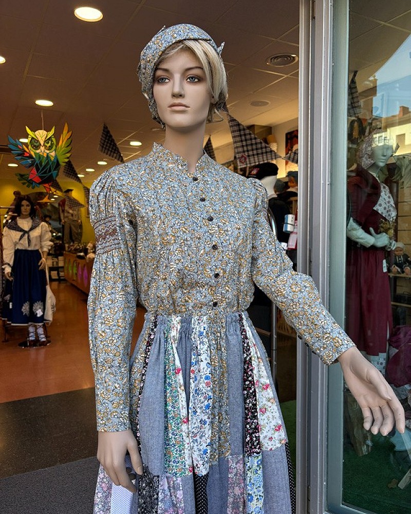 Traje vasco mujer completo negro con corpiño, falda estampada y pañuelo - Traje de Aldeana Vasca de Mujer