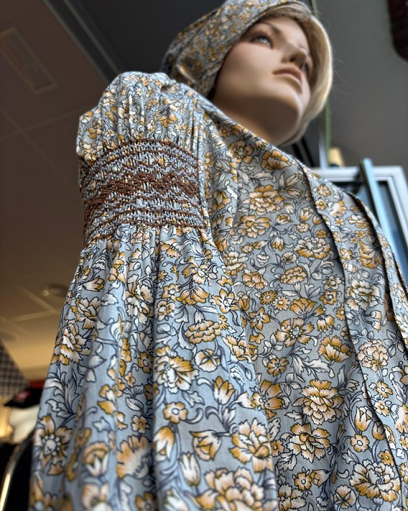 Traje vasco mujer completo negro con corpiño, falda estampada y pañuelo - Traje de Aldeana Vasca de Mujer