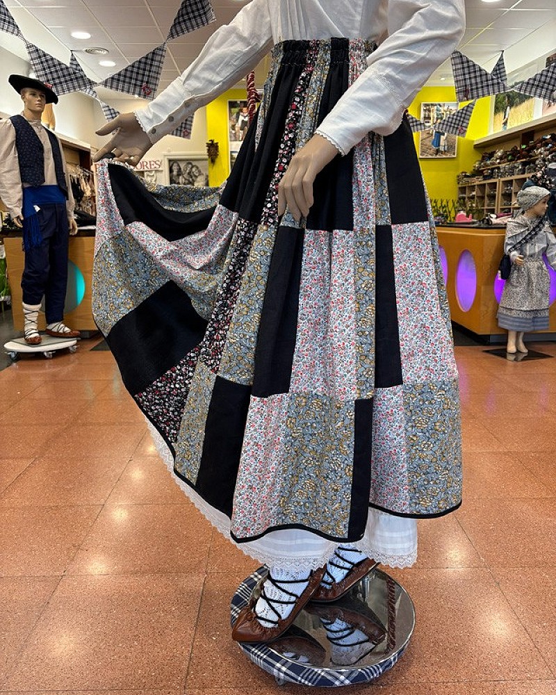 Traje vasco mujer completo negro con corpiño, falda estampada y pañuelo - Traje de Aldeana Vasca de Mujer